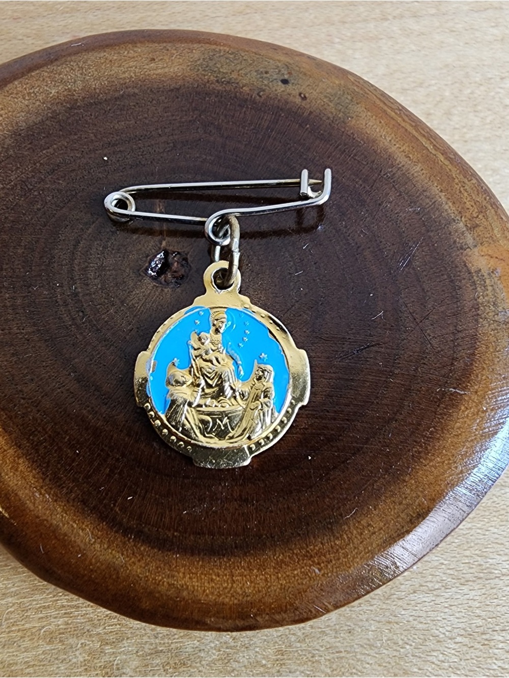 Vintage Italian Ricordo Santuapio Pompei Religious Madonna Pin, 5/8" Diameter